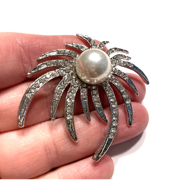 Silver Splash Statement Brooch Brilliant White Rhinestones & Faux Pearl Bead - Picture 5 of 7
